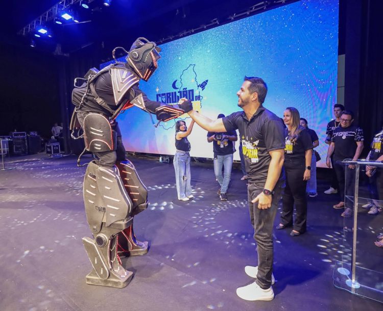 Washington Bandeira interage com alunos e convidados durante evento