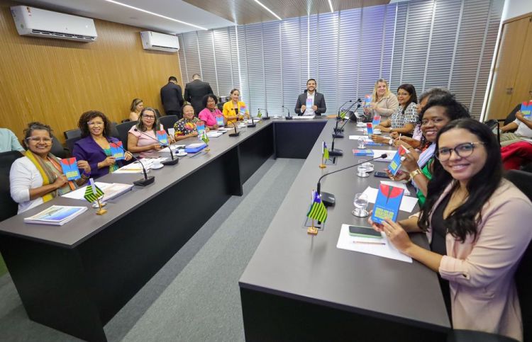 Washington Bandeira, empossou, nesta segunda-feira (4), os membros do Comitê Educar para Respeitar