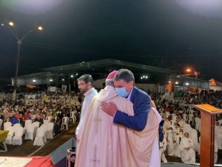 Governador WD abraça Dom Jacinto