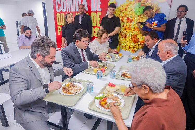Rafael Fonteles inaugurou o Restaurante Popular almoçando com convidados