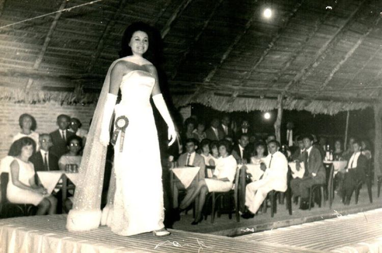 No ano de sua coroação como Miss Piauí - Graça Mota em desfile para convidados
