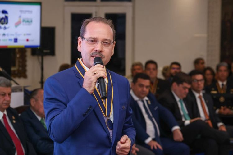 JOÃO CLAUDINO FERNANDES JÚNIOR: EMPRESÁRIO, FORMADO EM ADMINISTRAÇÃO DE EMPRESAS E EM ECONOMIA.