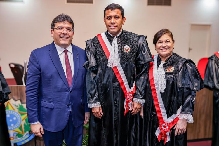 Rafael Fonteles prestigiou a posse dos desembargadores Téssio da Silva Tôrres e Basiliça Alves da Silva, nos cargos de presidente e vice-presidente
