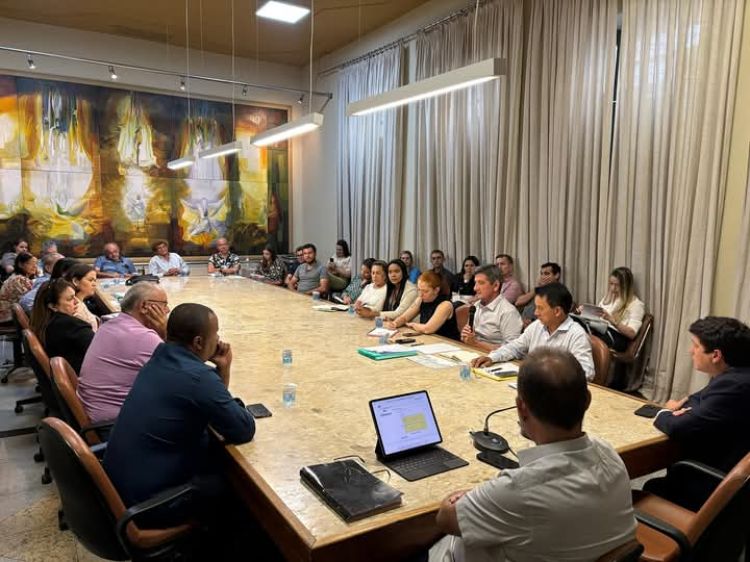 Sílvio Mendes em reunião com secretariado 