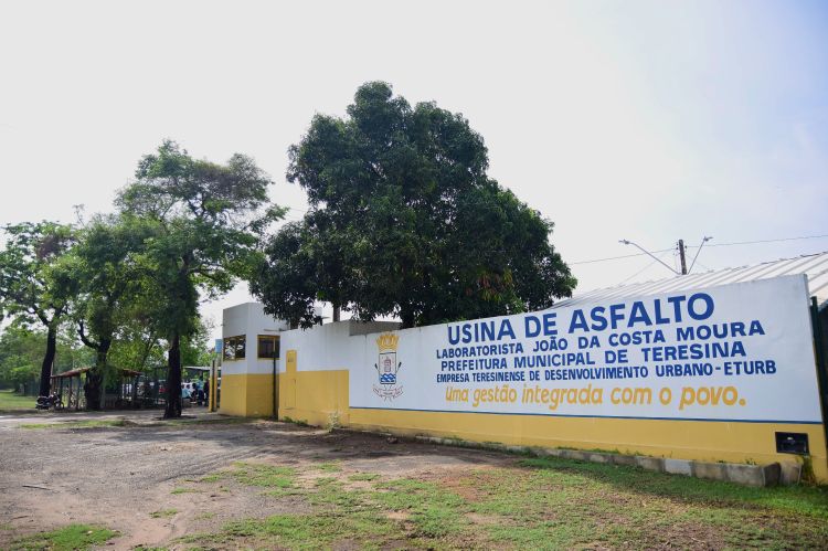 Operação Tapa Buraco nas avenidas de maior tráfego em THE