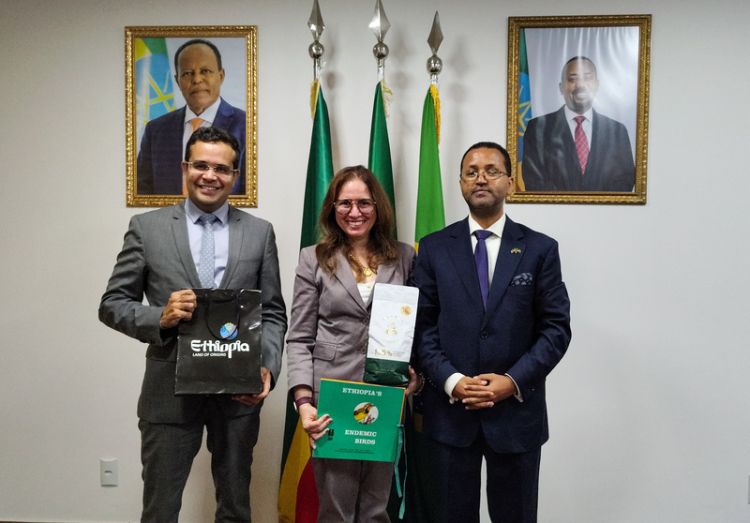 Gustavo Lopes, Ana Carolina Medeiros e o embaixador da Etiópia, Leulseged Tadese Abebe.