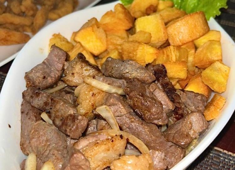 Carne de sol com mandioca frita, nosso prato regional - uma das preciosidades da gastronomia