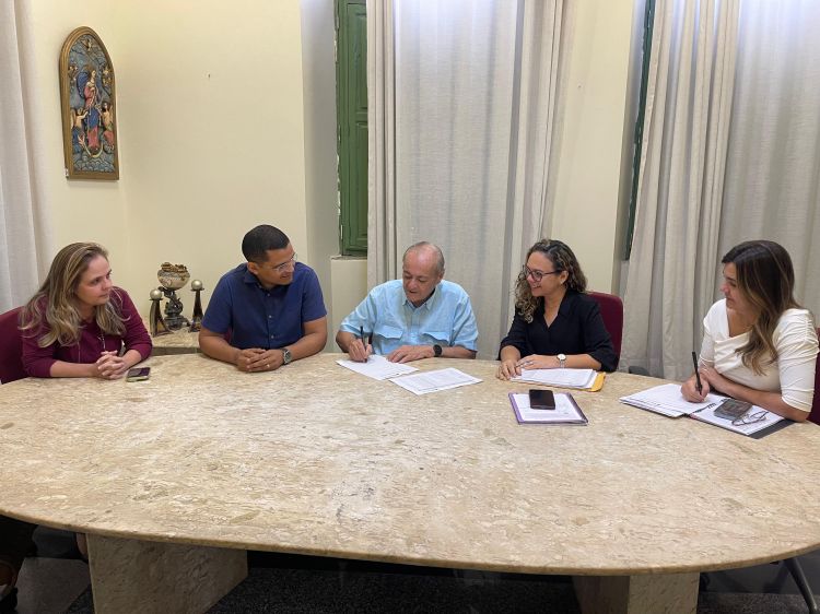 Prefeito assina ato de nomeação de 323 diretores das unidades de ensino da rede municipal