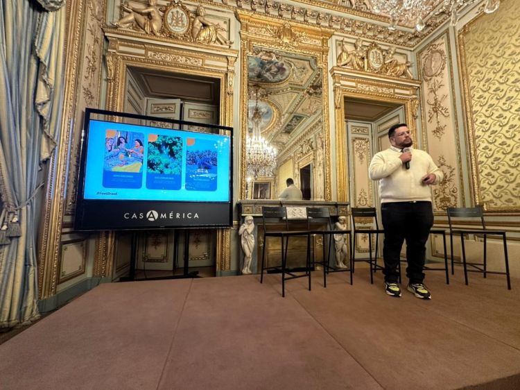 O empresário Raphael, da Natur Turismo, apresentando a Rota das Emoções no encontro da TAP 