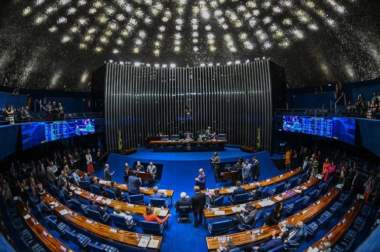 Para ser eleito, o candidato deve obter, no mínimo, a quantidade de votos equivalente à maioria absoluta da composição do Senado, ou seja, 41 senadores