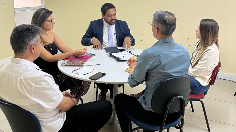 Carlos Giovanni, diretor de Projetos e Inovação da PRODATER, comanda a reunião