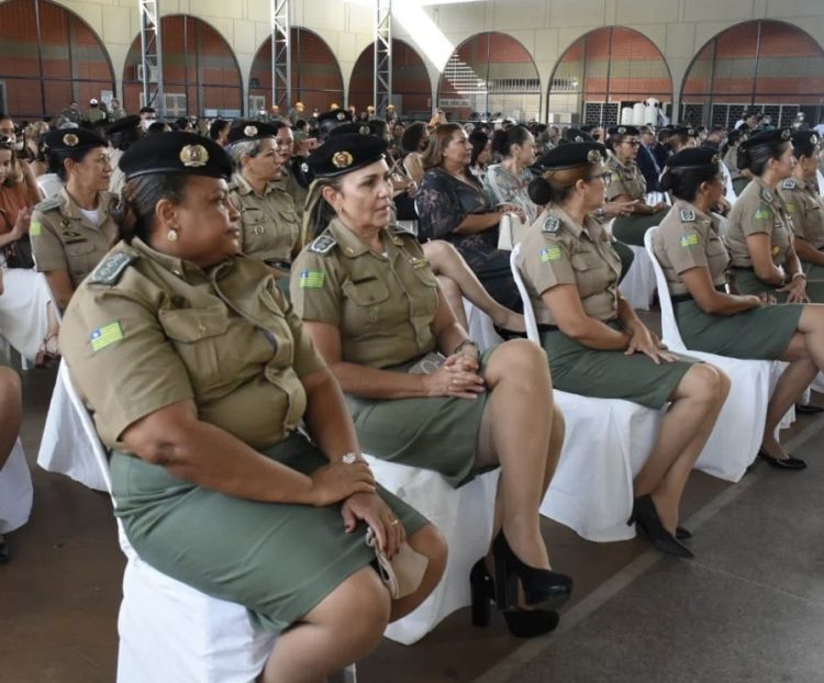 Mulheres policiais reunidas em grande evento