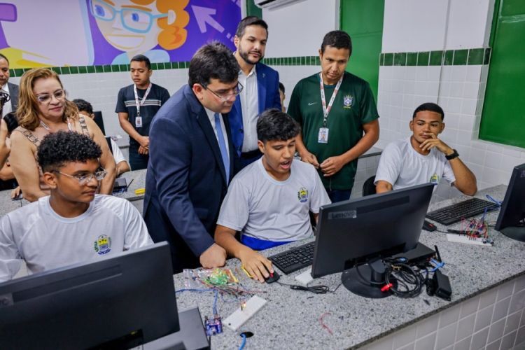 O governador Rafael Fonteles e o secretário da Educação, Washington Bandeira, no Centro Estadual de Tempo Integral (Ceti) Didácio Silva