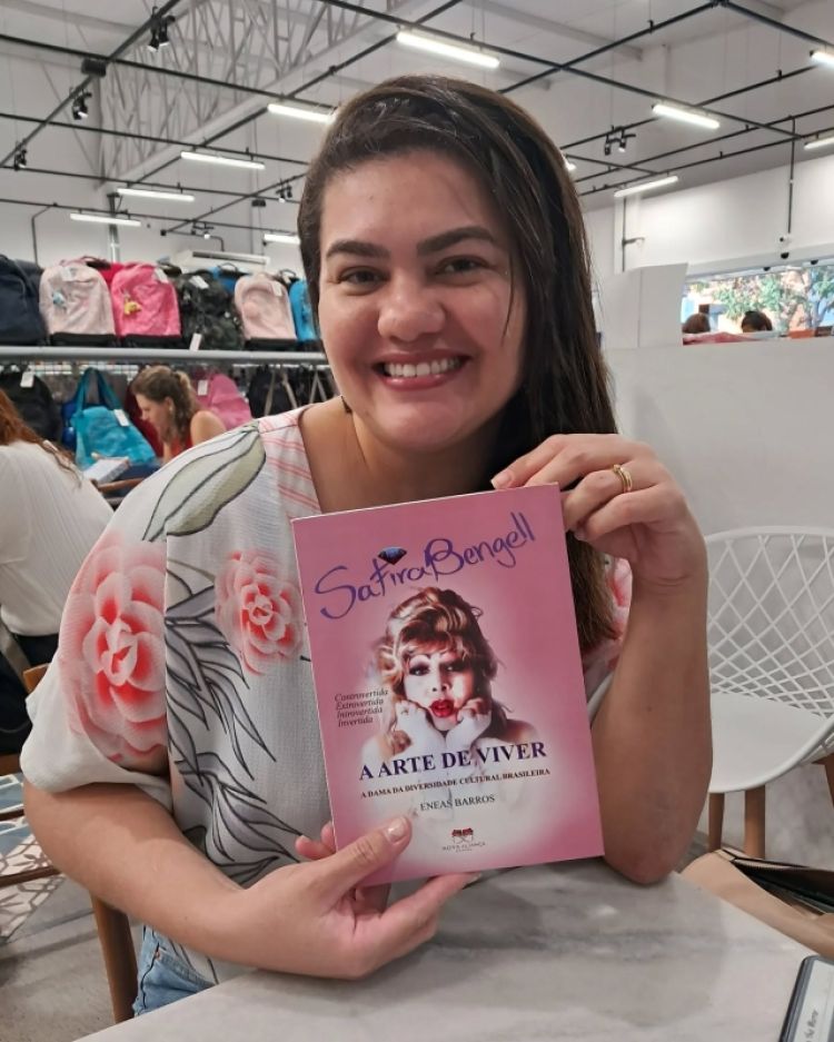 Escritora Denise Veras com o livro Safira Bengell - a arte de viver
