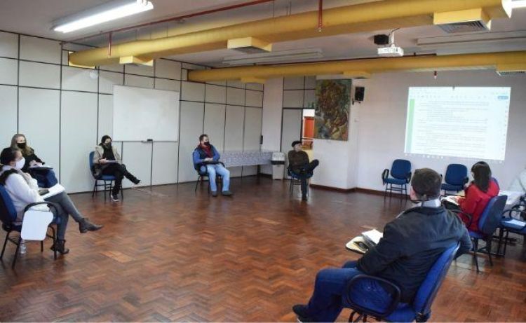 REUNIÕES sociais são permitidas com distanciamento