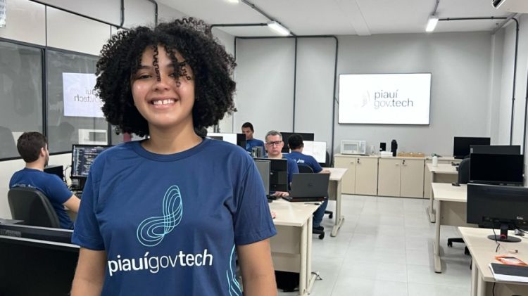 O espaço também oferece um coworking com 20 computadores para uso do público