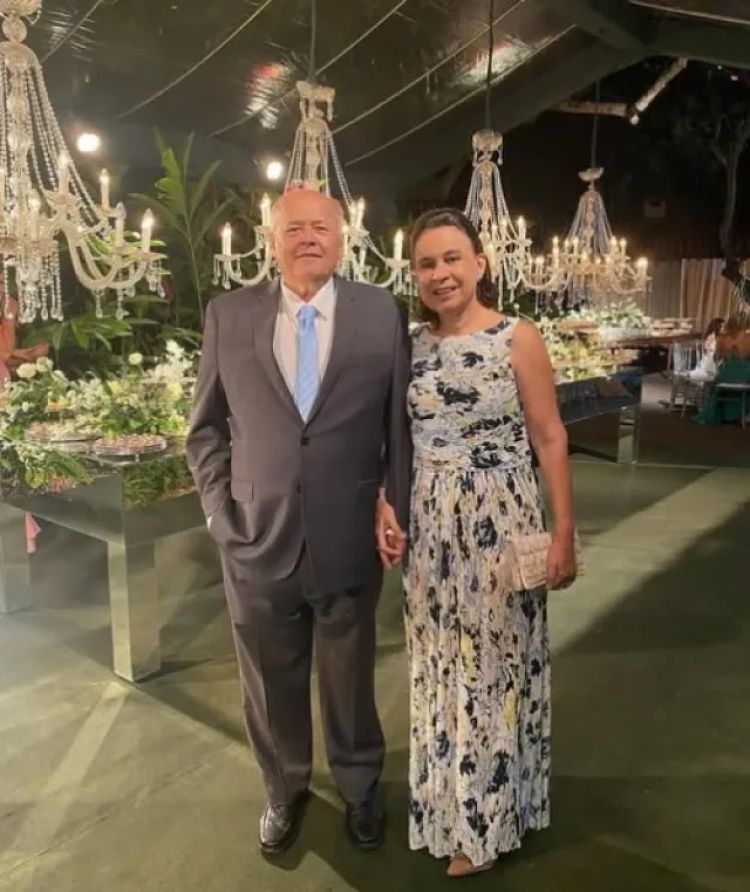 Em noite de festa, o presidente da Fundação Municipal de Saúde, Charles da Silveira e  Ana Lúcia 