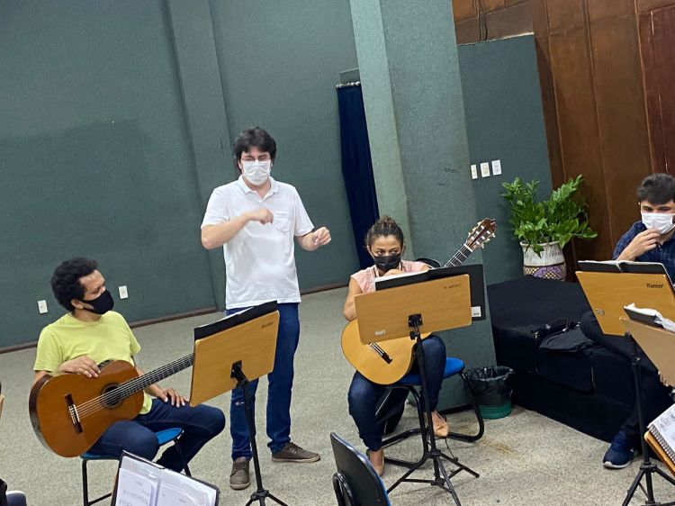 Os cursos nas áreas de canto e dança, fazem parte do Projeto Canta & Dança 