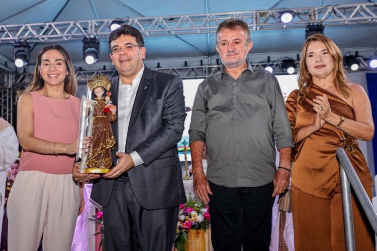 Os casais governador Rafael e prefeito João Félix