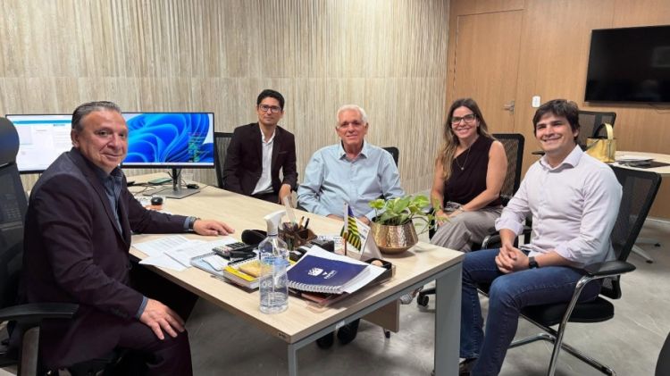 Secretário de Fazenda Emílio Junior (na foto) em reunião 