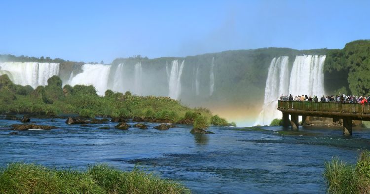 O site, jornal e revista 100 Fronteiras de Foz do Iguaçu no projeto da ANJ e ANER