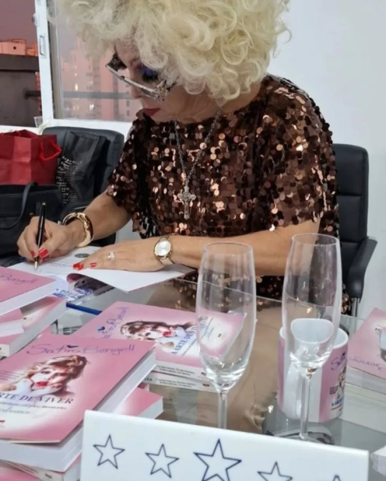 Os escritos de Safira Bengell sendo apreciados pelos paulistanos