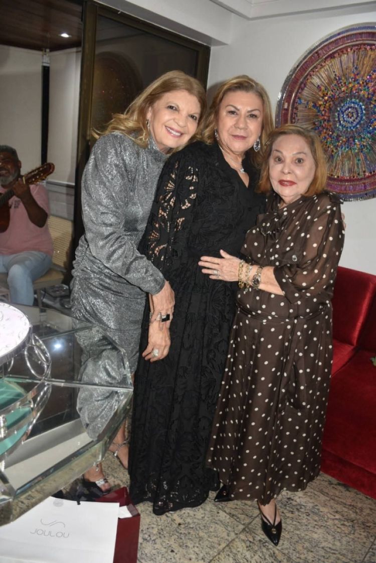 Aflitos Cardoso,  aniversariante (centro) 