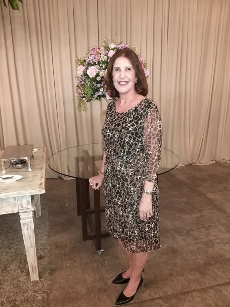 A médica Márcia Lopes Soares aniversariante do dia 27 próximo.