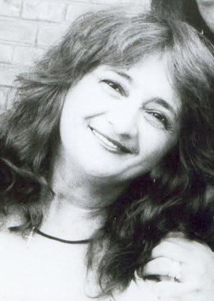 Os familiares e amigos se despedem de Lena Rios 