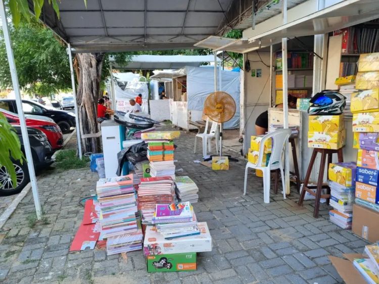 Feira do Livro na Praça do Fripisa