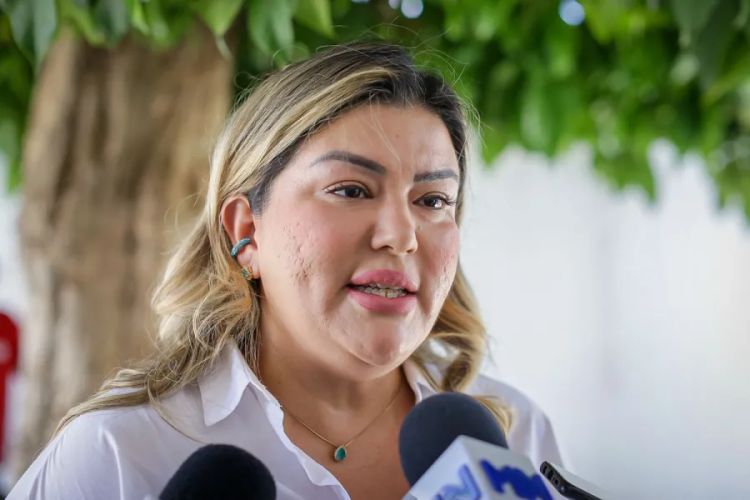 Samantha esperando por Ismael