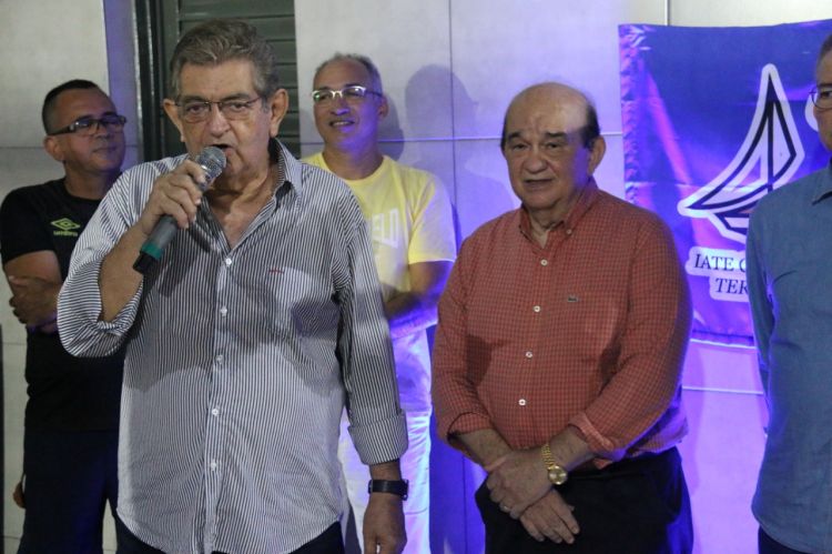 Tarcísio Freire discursa ao lado do ex-comodoro Gilson Vasconcelos que foi homenageado