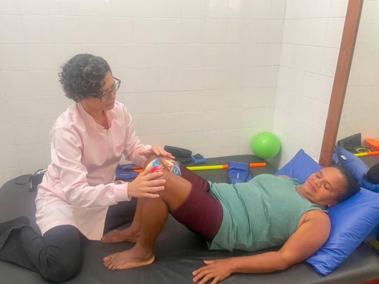  Fisioterapeuta Auriane Coutinho, que realiza atendimentos diariamente na unidade do Lineu Araújo