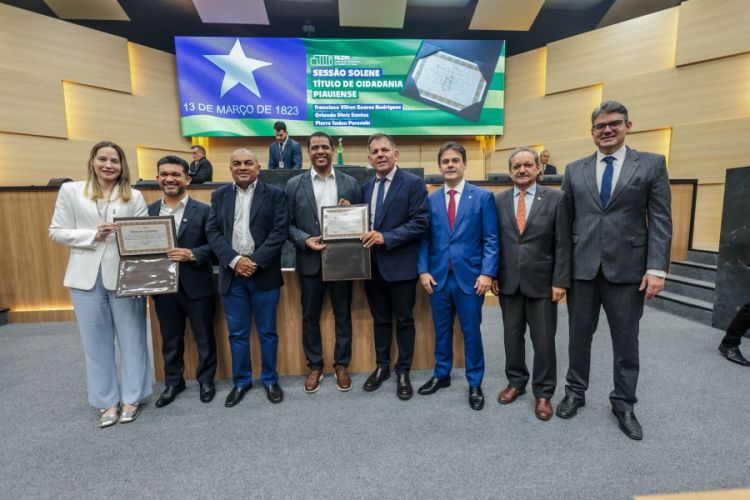 Momento da solenidade na Alepi;  Título de Cidadão Piauiense aos empreendedores do setor educacional Francisco Vilton Soares Rodrigues e Orlando Diniz Santos