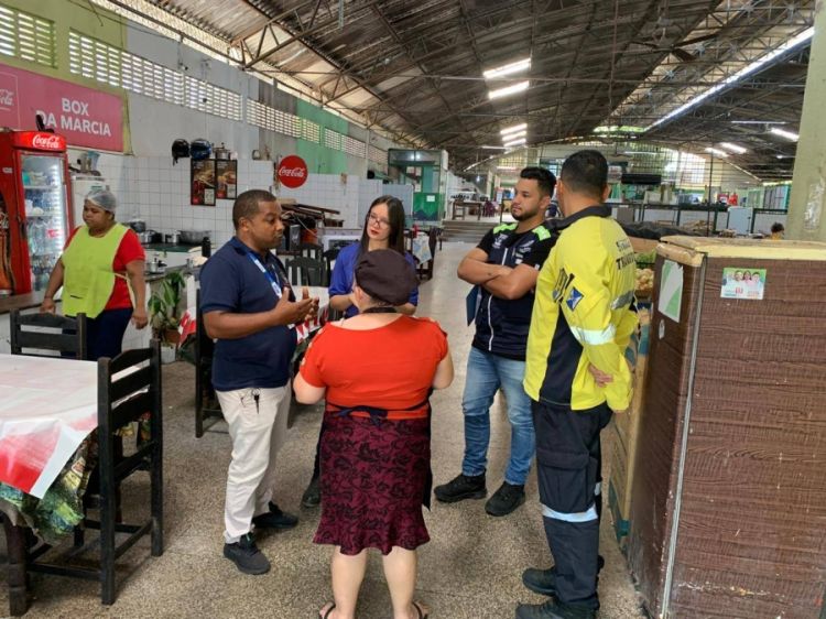 A ação teve como objetivo orientar sobre o descarte correto de resíduos (Foto: Ascom Eturb)