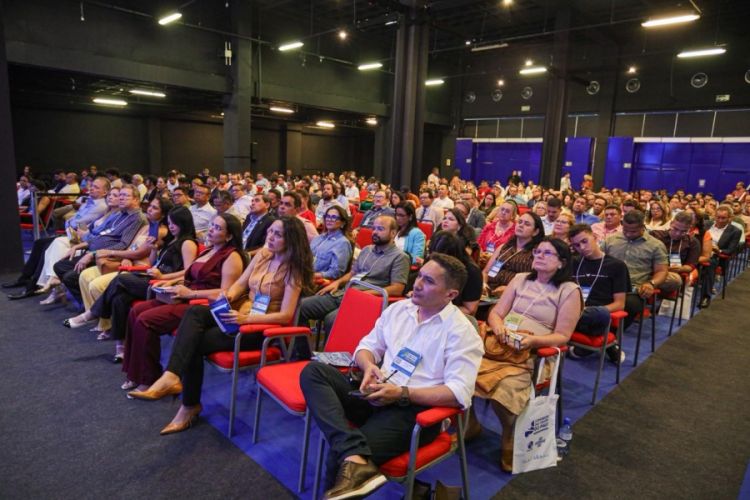 Plateia ouvindo o Secretário da Educação Washington Bandeira