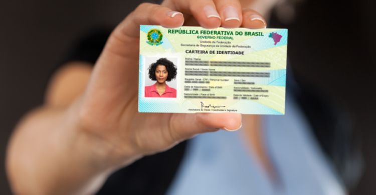 Qualquer certidão, desde que esteja legível, sem rasura, autenticada e em bom estado de conservação, pode ser utilizada para a emissão da CIN