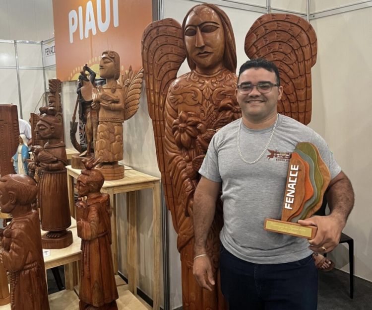 Josielton Sousa, que há 29 anos trabalha com arte santeira.