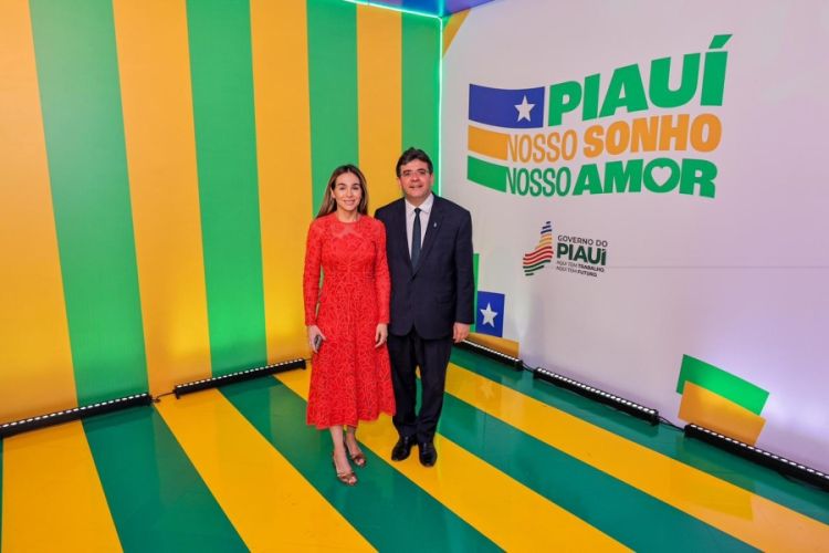Governador Rafael Fonteles e a primeira-dama Isabel na chegada do evento no Theatro 4 de Setembro
