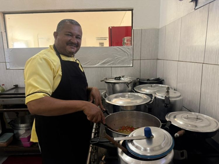 Gilmar Dias da Silva na sua cozinha em São Raimundo Nonato