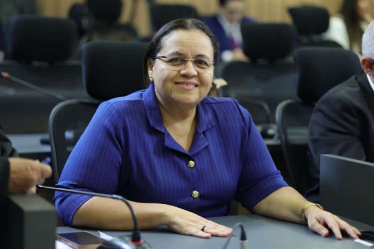  O requerimento para homenagem à secretária Rejane Tavares é de autoria da deputada Elisângela Moura (PCdoB).