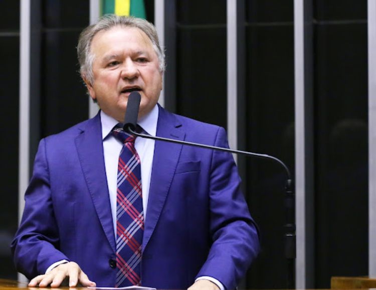A bancada do PT votou contra este substitutivo por entender claramente os riscos que ele representa para a segurança do país