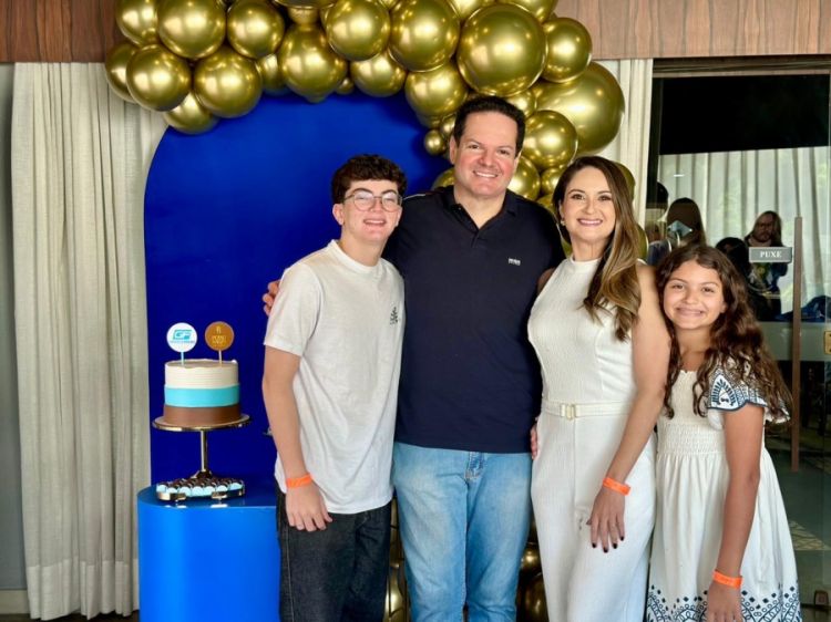 Gustavo Freire com a esposa Nayana e os filhos Mariah e Henrique 