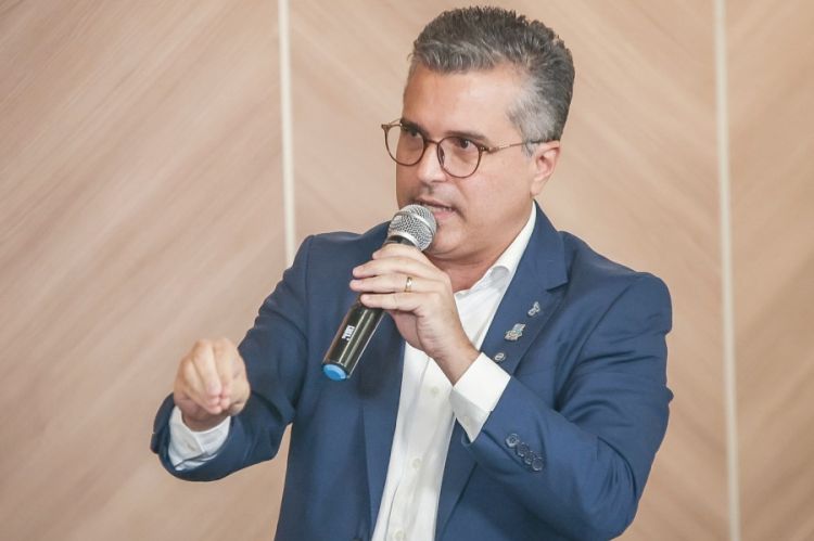 Vinicius Nascimento, figura que conjuga experiência clínica e compromisso partidário com o fortalecimento do SUS