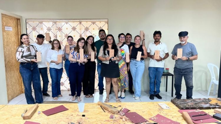 Durante a oficina, os participantes puderam aprender diretamente com o artesão