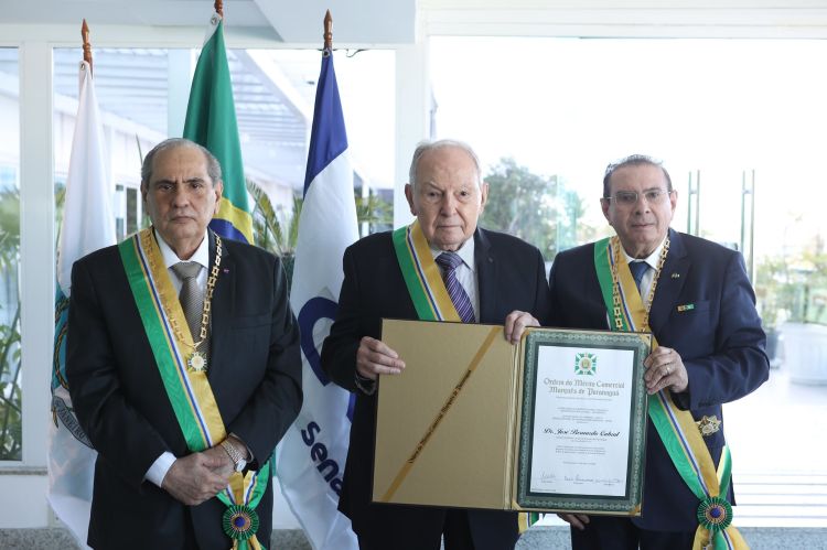 Valdeci Cavalcante entrega Medalha do Mérito Comercial ao presidente da CNC e ao consultor da Presidência