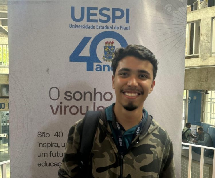 O estudante da graduação em Ciências da Computação, João Antônio, estagiário da Pró-reitora de Pesquisa