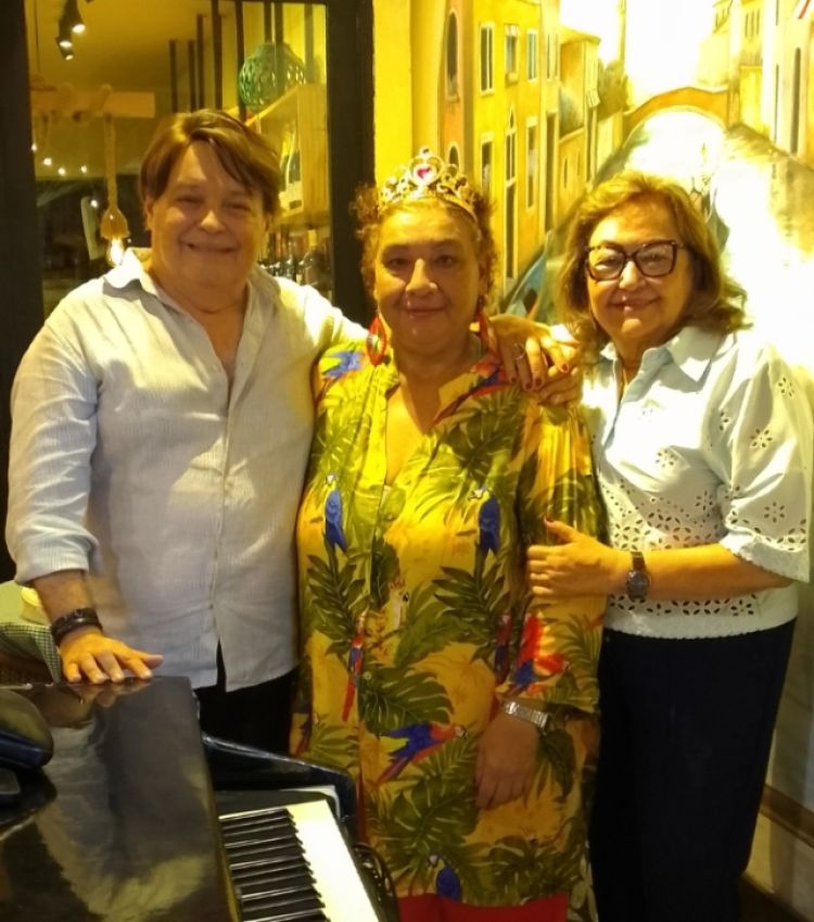 Carla Ramos,  a rainha do Carnaval de Fortaleza. Ao som de músicas ao piano 