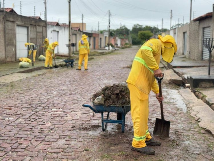 Fazendo Limpeza de Ruas em Diversos Bairros: iniciando nova temporada de limpeza