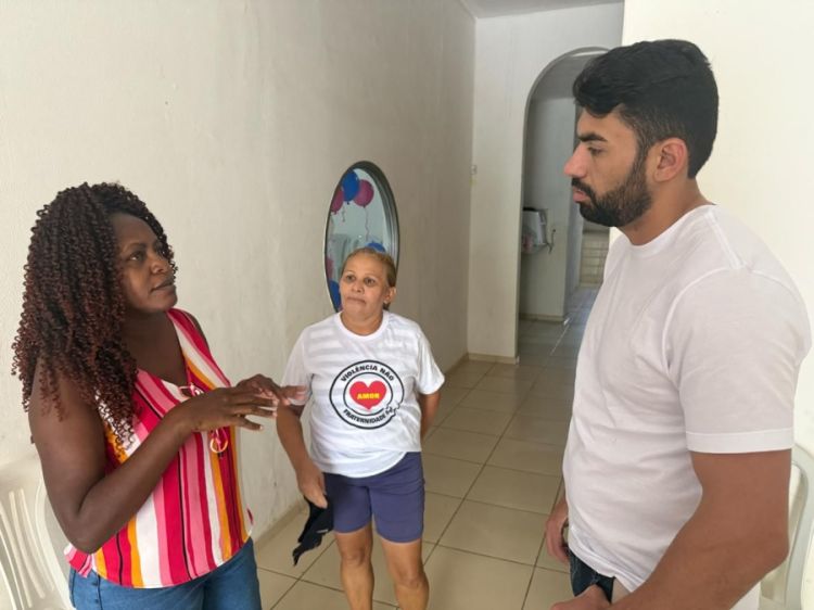 Draga Alana em reunião com grupo de mulheres 